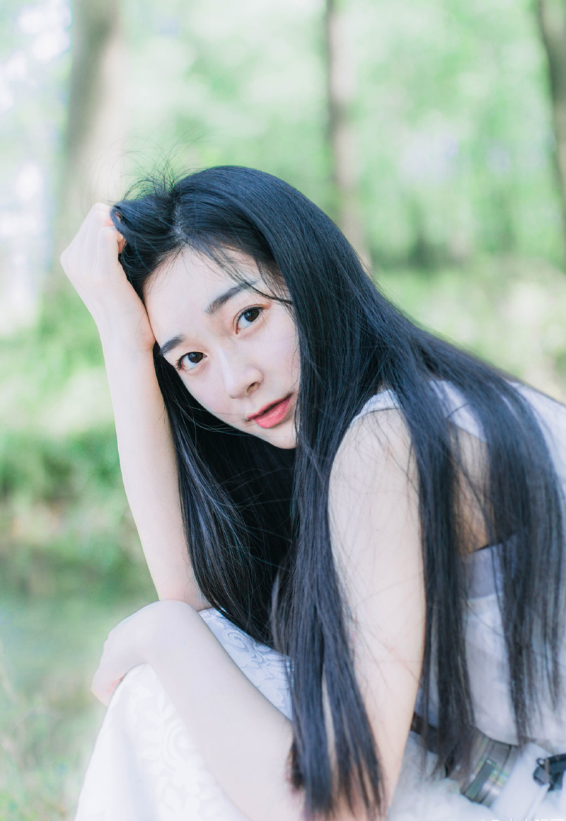 “找死！”没来得及看清对方是什么人，手中的战刀凭着感觉劈出去，却被一把小巧的匕首一格随后一挑，在虎卫统领愕然的目光中，势大力沉的战刀就这么被对方挑开了，紧跟着一张精巧的袖弩出现在视线中，当然，还有一支纤细的手臂。